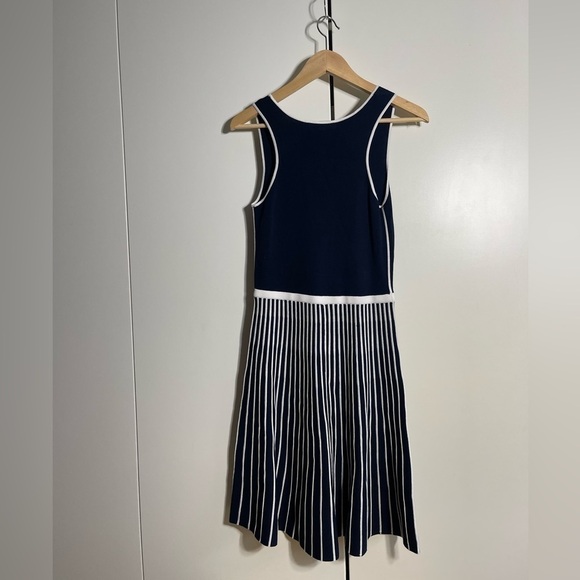 GORGEOUS BANANA REPUBLIC knit sweater dress, tank. Navy blue & white. NWT. XS. - Picture 3 of 9